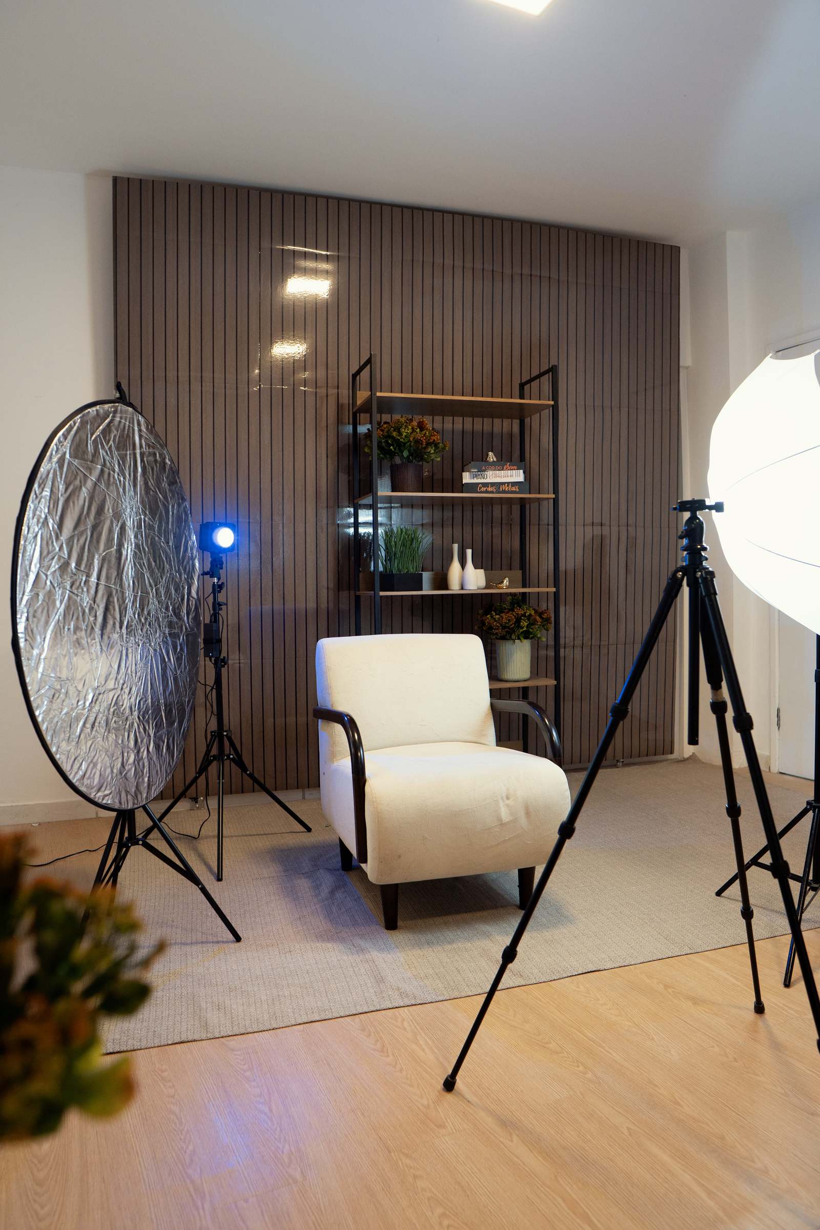 Estúdio FOCA montado com softbox, rebatedor e cenário de painel ripado
